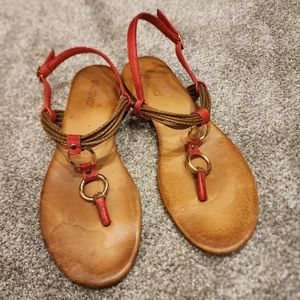 Inuovo sandal with coral accents